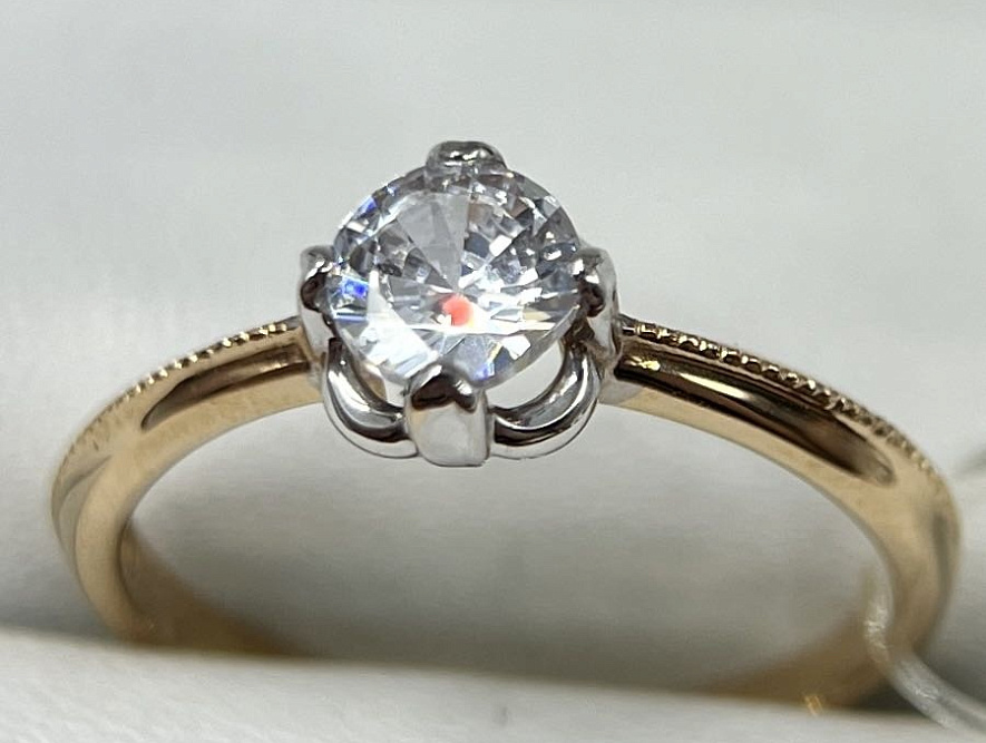 На фото Золотые кольца в Казахстане №кольцо из белого золота с фианитом 16.5 вес 1.7 г:     .