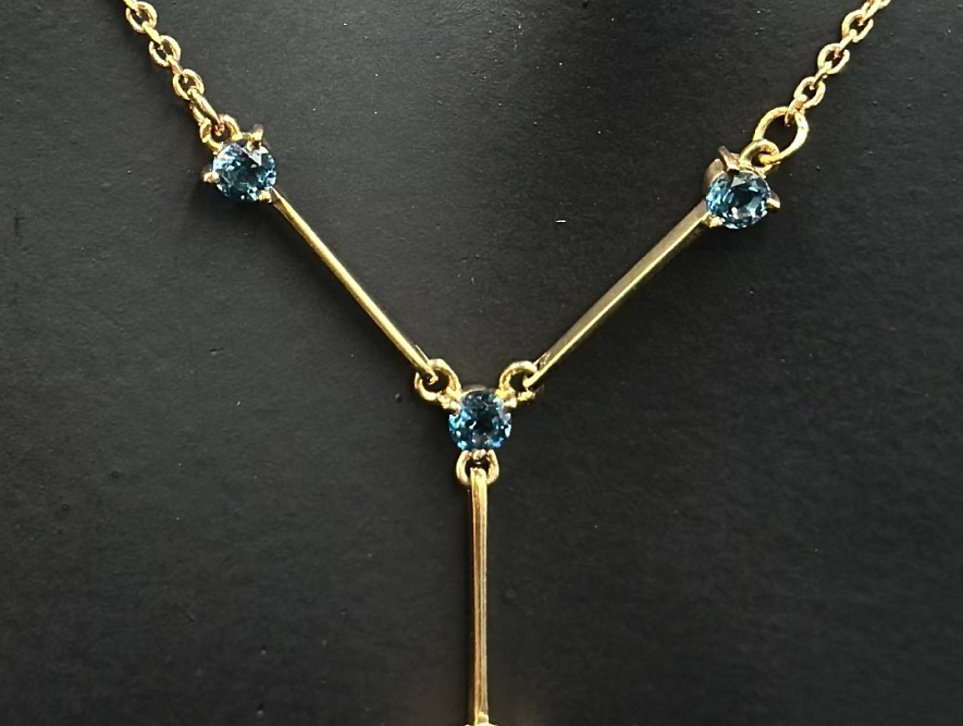 На фото Золотые колье в Казахстане №колье из красного золота с лондон топазом вес 3.68 г:     .