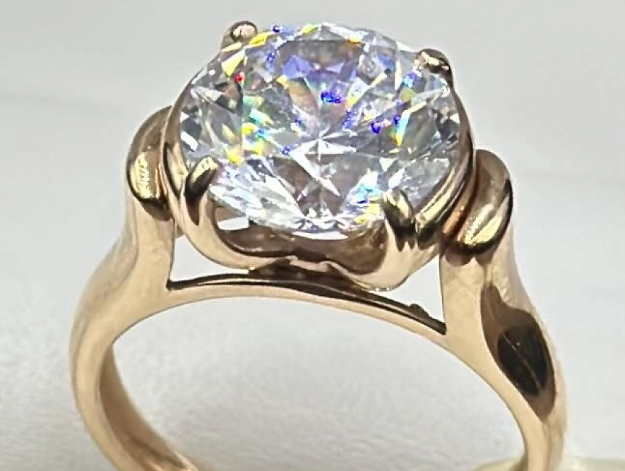 На фото Золотые кольца в Казахстане №кольцо из красного золота с фианитом 16 вес 4.73 г:     .