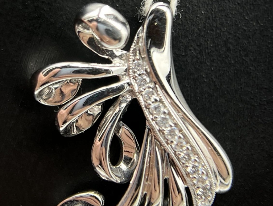 На фото Золотые подвески в Казахстане №подвеска из белого золота с бриллиантом вес 3.4 г:     .