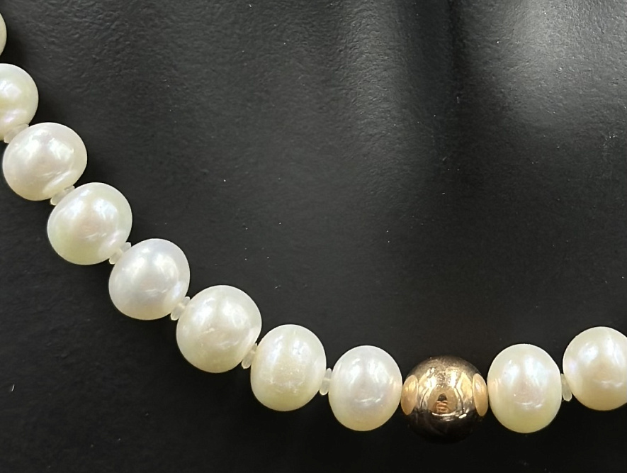 На фото Золотые колье в Казахстане №колье из красного золота с жемчугом вес 34.34 г:     .