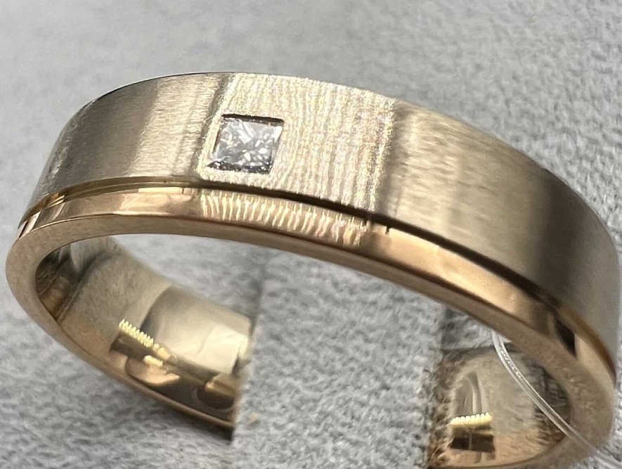 На фото Золотые кольца в Казахстане №обручальное кольцо из красного золота с бриллиантом 17.5 вес 5.25 г:     .