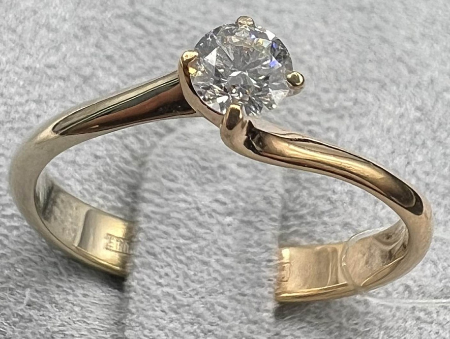 На фото Золотые кольца в Казахстане №кольцо из красного золота с бриллиантом 17.5 вес 2.32 г:     .