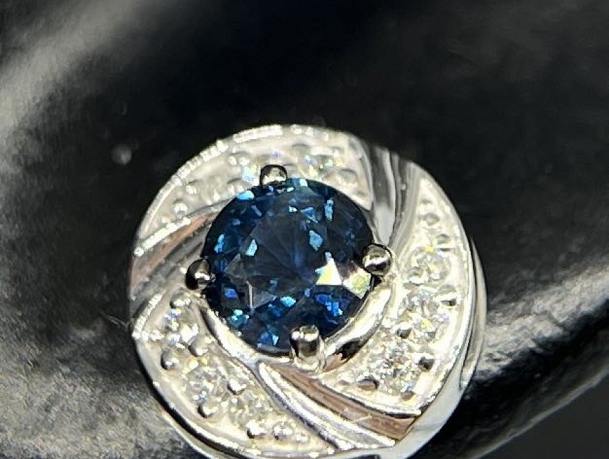 На фото Золотые серьги  №серьги из белого золота с бриллиантом и сапфиром вес 1.92 г:     .