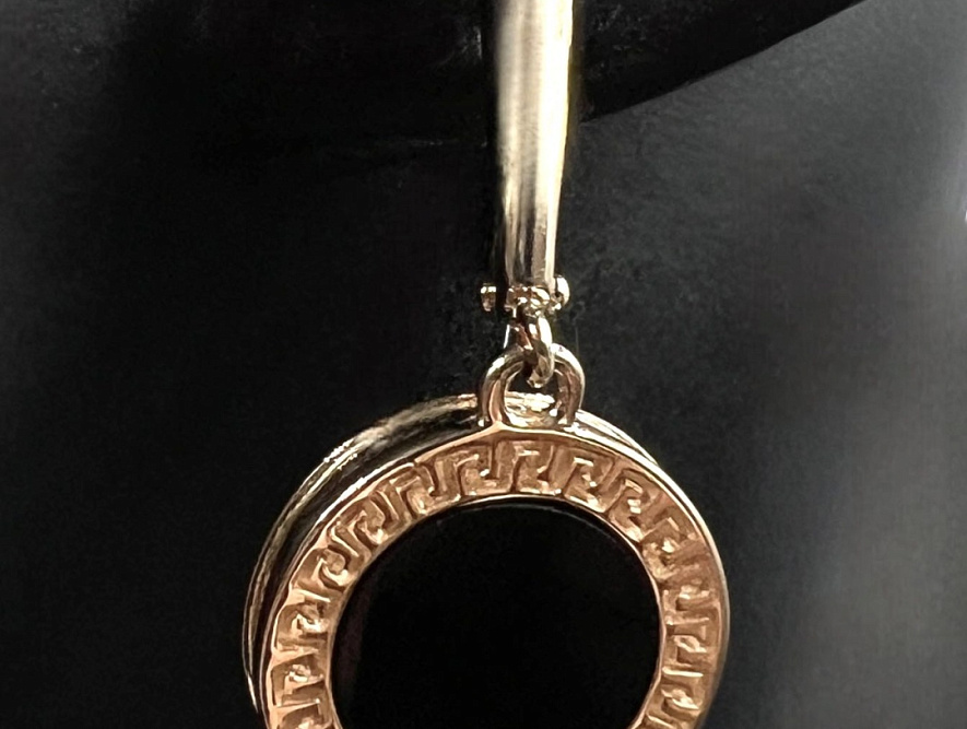 На фото Золотые серьги  №серьги из красного золота с ониксом вес 4.53 г:     .