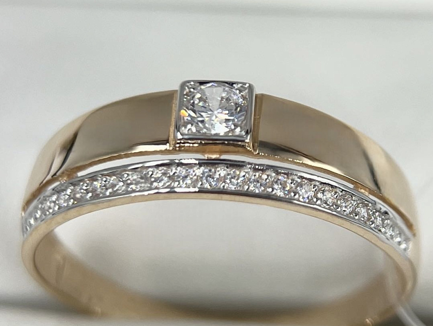 На фото Золотые кольца в Казахстане №кольцо из красного золота с фианитом 18.5 вес 1.94 г:     .