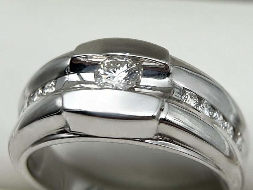 На фото Золотые печатки в Казахстане №печатка из белого золота с бриллиантом 19.5 вес 7.02 г:     .