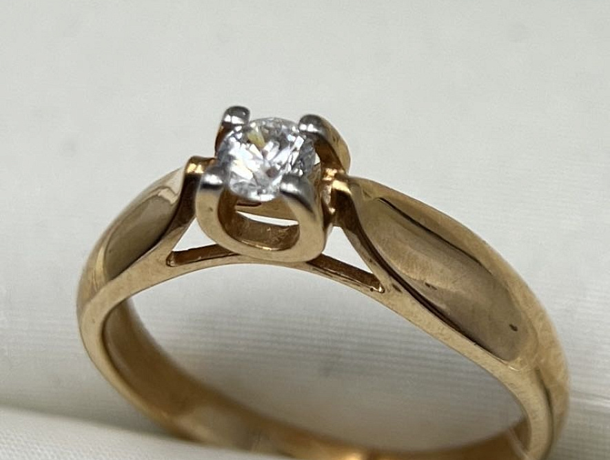 На фото Золотые кольца в Казахстане №кольцо из красного золота с фианит swarovskiом 16.5 вес 2.69 г:     .