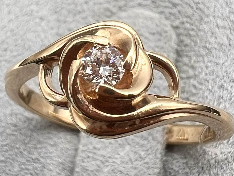 На фото Золотые кольца в Казахстане №кольцо из красного золота с бриллиантом 16 вес 2.25 г:     .