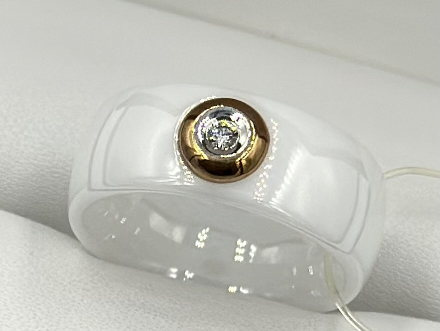 На фото Золотые кольца в Казахстане №кольцо из желтого золота с бриллиантом 17.5 вес 6.83 г:     .