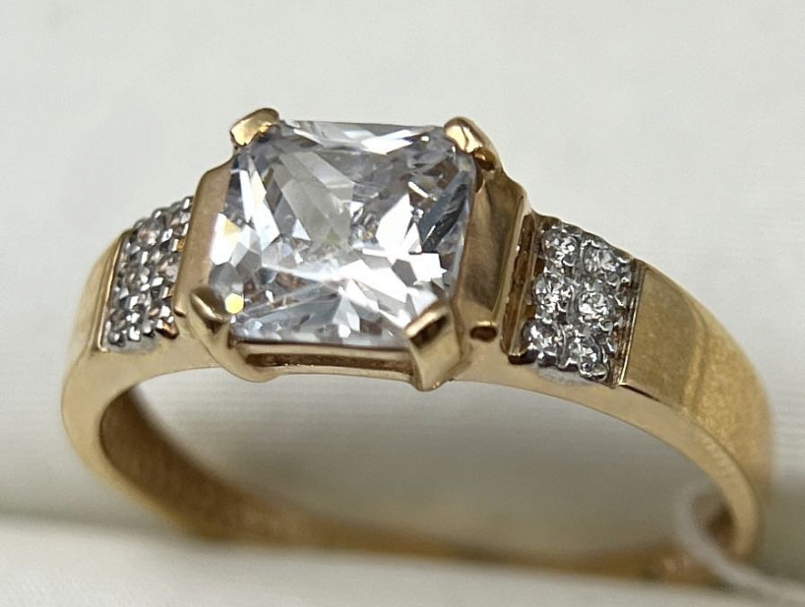 На фото Золотые кольца в Казахстане №кольцо из красного золота с фианитом 16.5 вес 1.94 г:     .