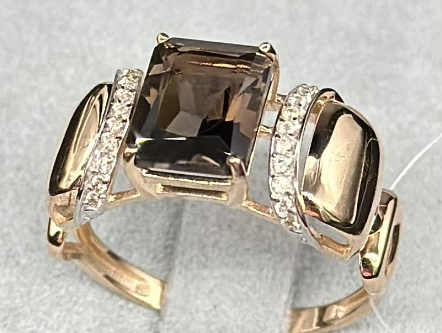 На фото Золотые кольца в Казахстане №кольцо из красного золота с фианитом и раухтопазом 18.5 вес 2.91 г:     .