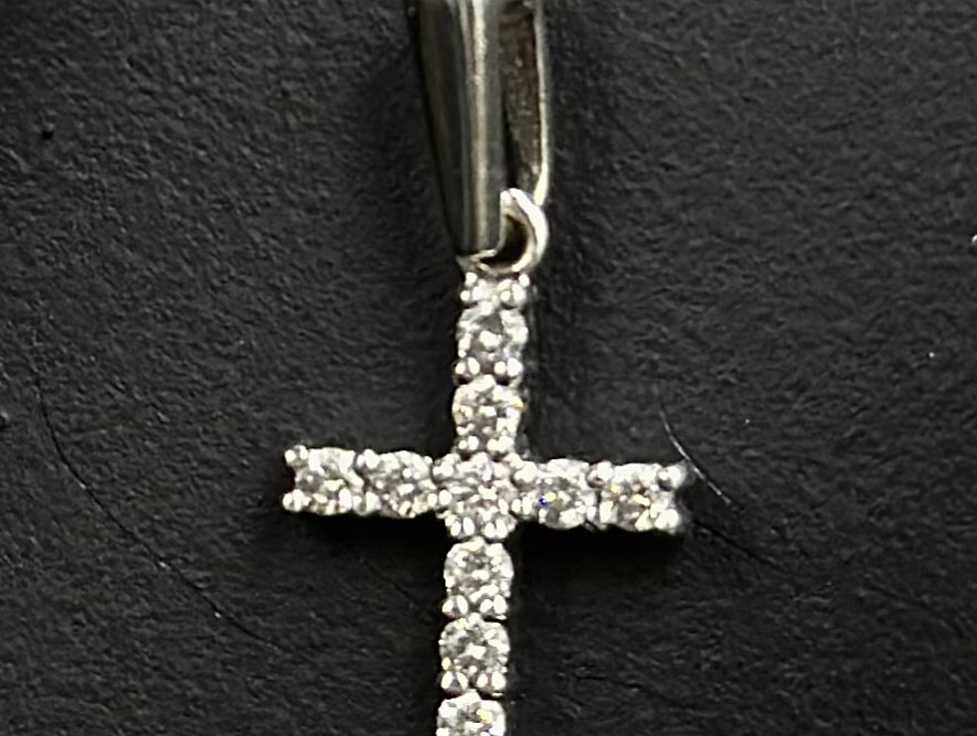 На фото Золотые кресты в Казахстане №крестик из белого золота с бриллиантом вес 1.33 г:     .