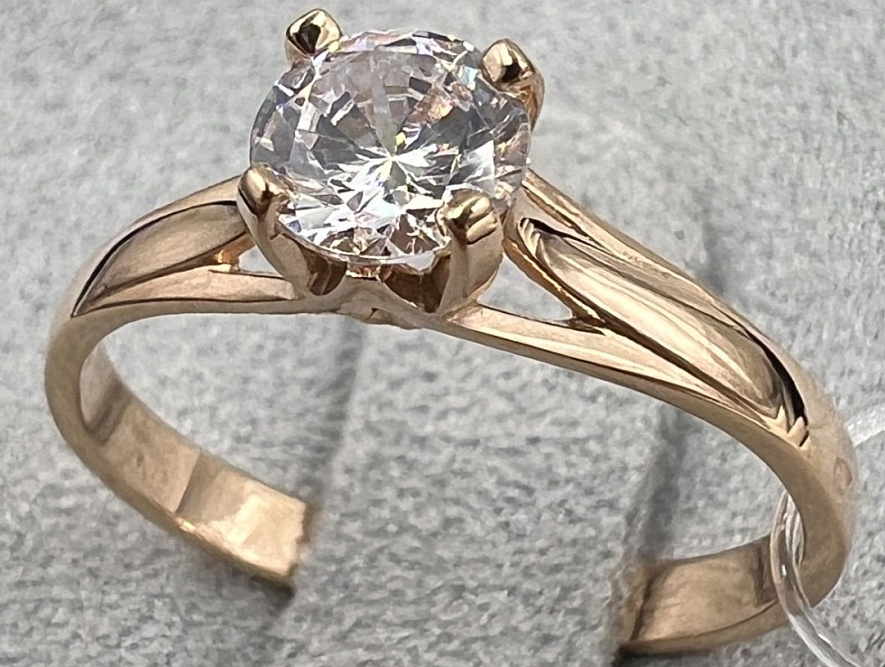 На фото Золотые кольца в Казахстане №кольцо из красного золота с фианитом 16 вес 1.65 г:     .