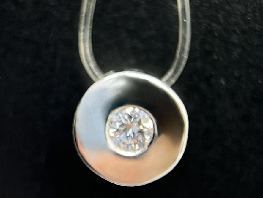 На фото Золотые подвески в Казахстане №подвеска из белого золота с бриллиантом вес 0.67 г:     .