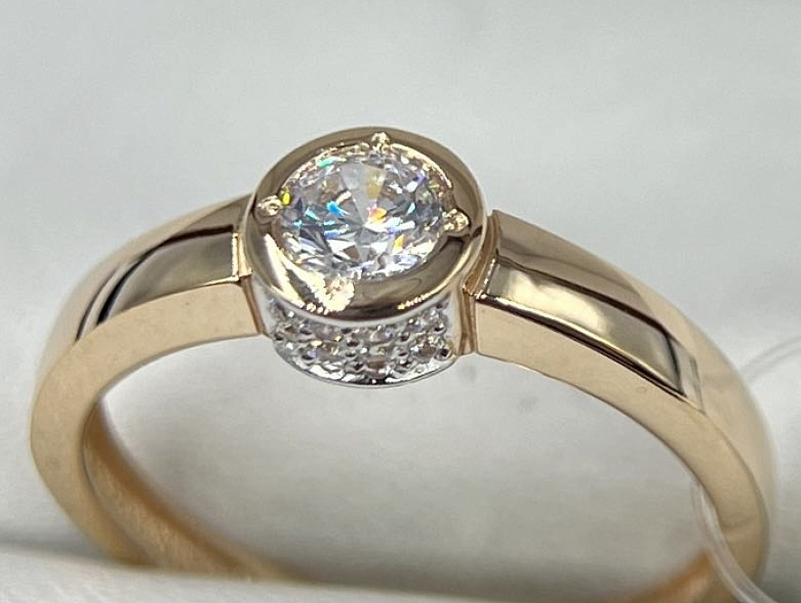 На фото Золотые кольца в Казахстане №кольцо из красного золота с фианитом 16.5 вес 1.89 г:     .