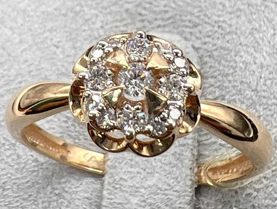 На фото Золотые кольца в Казахстане №кольцо из красного золота с бриллиантом 18 вес 2.25 г:     .