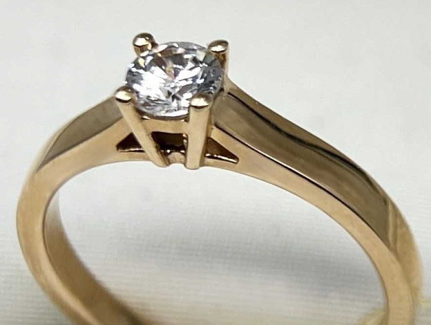 На фото Золотые кольца в Казахстане №кольцо из красного золота с фианитом 15.5 вес 2.53 г:     .