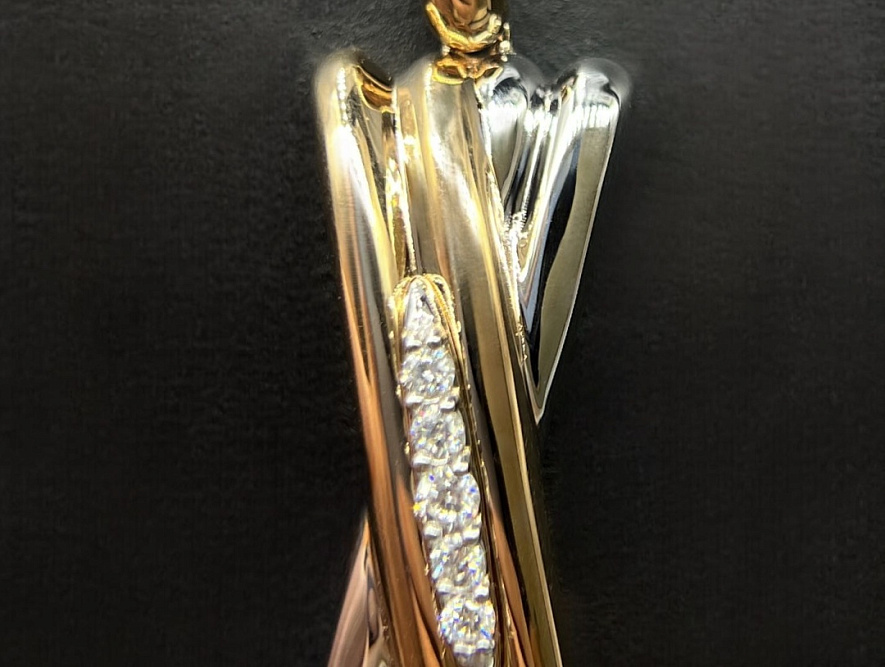 На фото Золотые подвески в Казахстане №подвеска из белого золота с бриллиантом вес 2.03 г:     .