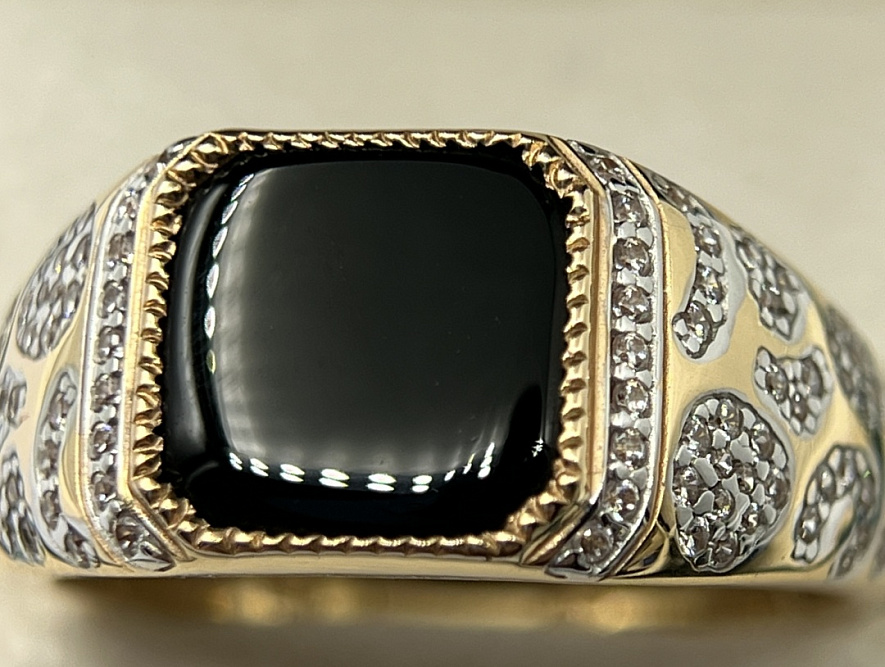 На фото Золотые печатки в Казахстане №печатка из красного золота с фианитом и ониксом 21 вес 6.14 г:     .