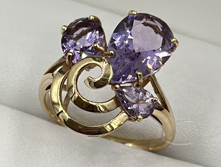 На фото Золотые кольца в Казахстане №кольцо из красного золота с аметистом 17.5 вес 3.46 г:     .