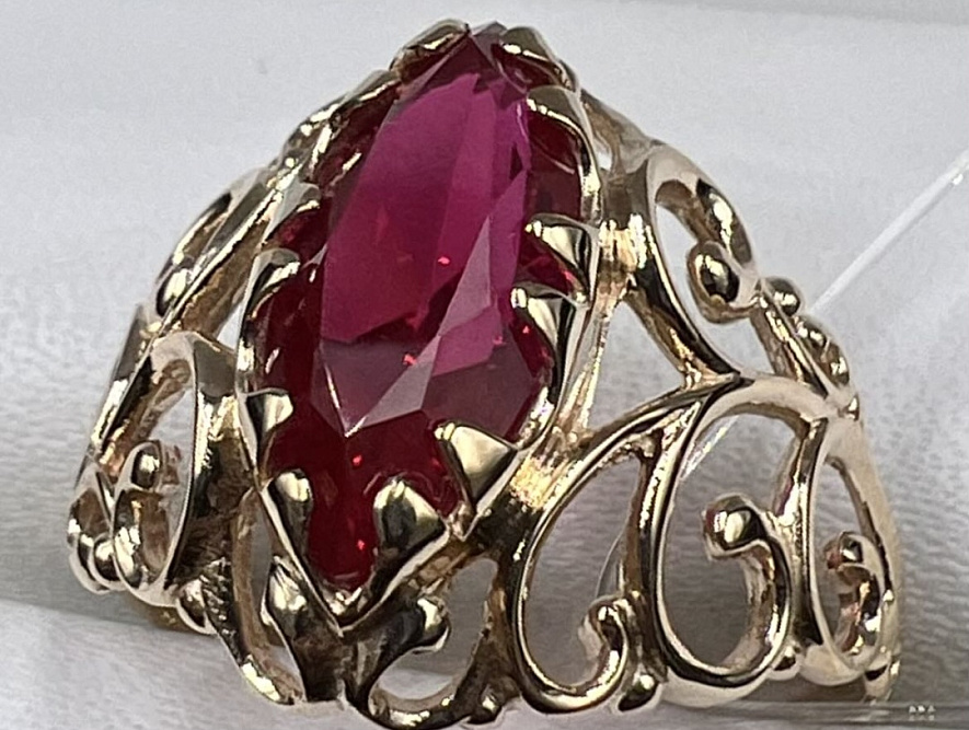 На фото Золотые кольца в Казахстане №кольцо из красного золота с синтетический рубином 19 вес 3.86 г:     .