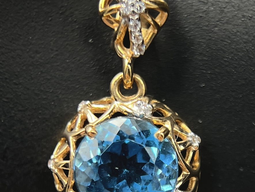 На фото Золотые подвески в Казахстане №подвеска из красного золота с фианитом и топазом вес 1.97 г:     .