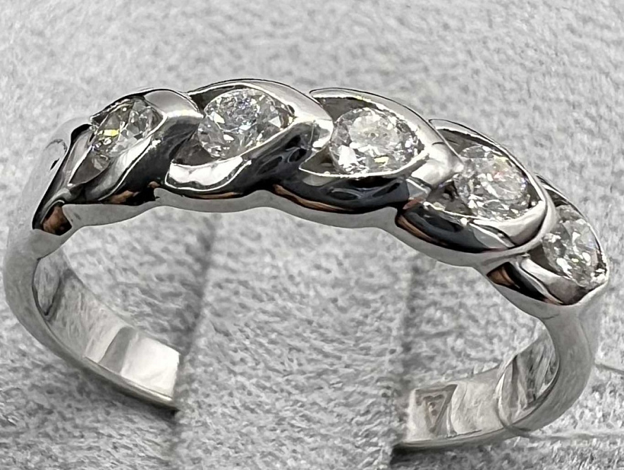 На фото Золотые кольца в Казахстане №кольцо из белого золота с бриллиантом 17 вес 2.37 г:     .