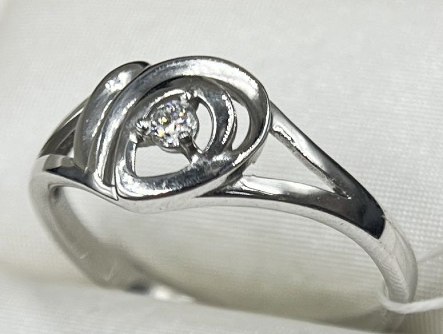 На фото Золотые кольца в Казахстане №кольцо из белого золота с бриллиантом 17.5 вес 1.83 г:     .