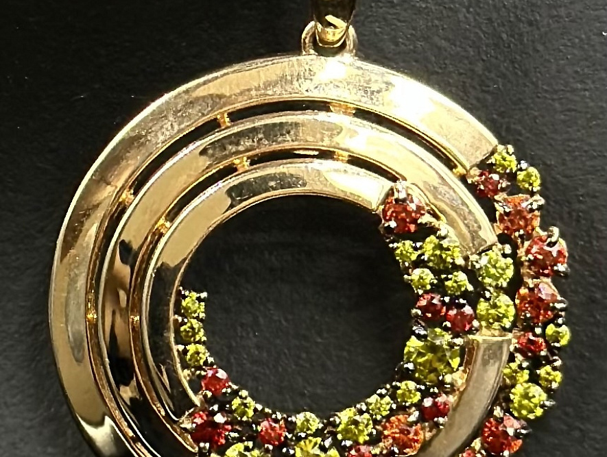 На фото Золотые подвески в Казахстане №подвеска из красного золота с фианитом вес 5.3 г:     .