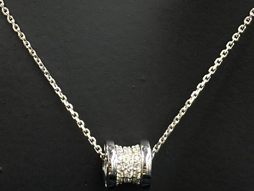 На фото Золотые колье в Казахстане №колье из белого золота с бриллиантом вес 3.3 г:     .