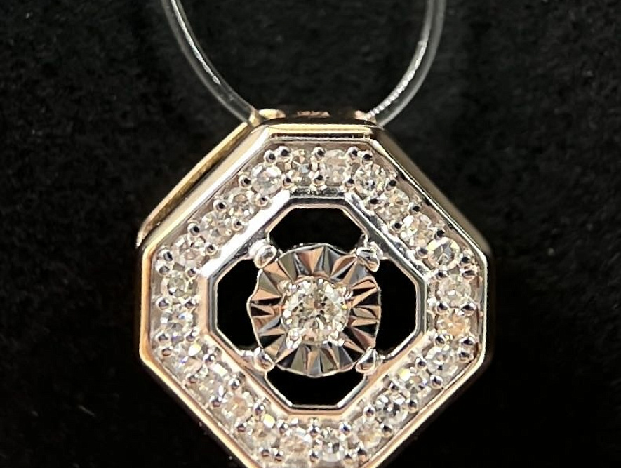 На фото Золотые подвески в Казахстане №подвеска из белого золота с бриллиантом вес 0.82 г:     .