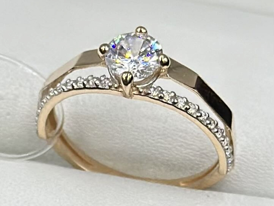 На фото Золотые кольца в Казахстане №кольцо из красного золота с фианитом 16 вес 1.57 г:     .