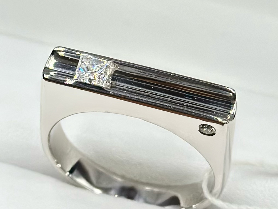 На фото Золотые печатки в Казахстане №печатка из белого золота с бриллиантом 21 вес 9.05 г:     .