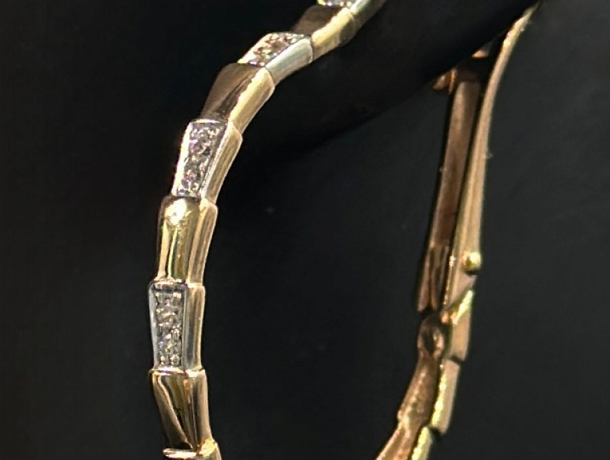 На фото Золотые серьги  №серьги из красного золота с фианитом вес 3.79 г:     .