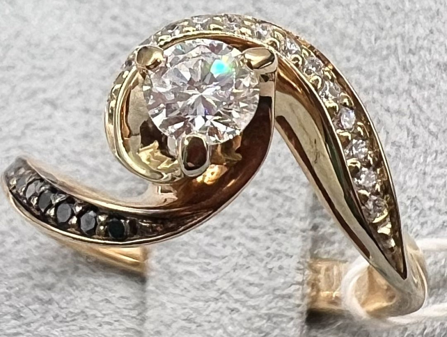 На фото Золотые кольца в Казахстане №кольцо из красного золота с бриллиантом 16 вес 3.52 г:     .