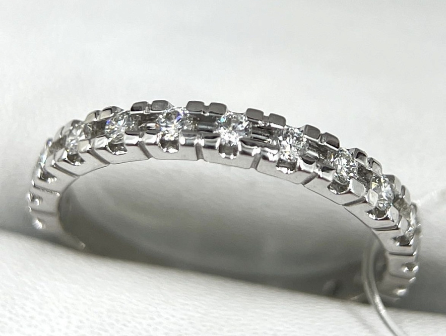 На фото Золотые кольца в Казахстане №кольцо из белого золота с бриллиантом 18 вес 2.38 г:     .