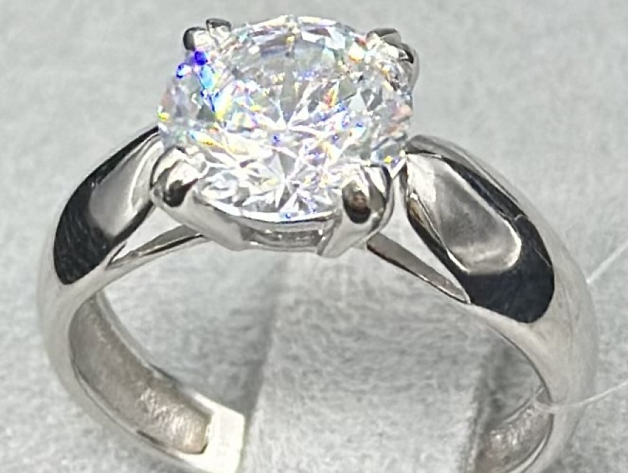 На фото Золотые кольца в Казахстане №кольцо из белого золота с кристалл swarovskiом 15.5 вес 2.88 г:     .