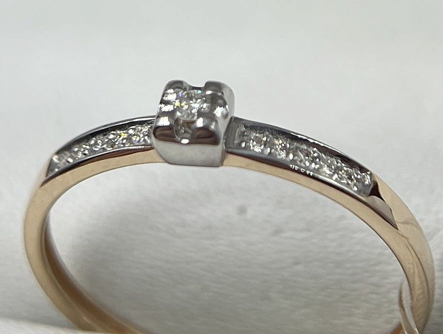 На фото Золотые кольца в Казахстане №кольцо из белого золота с бриллиантом 16 вес 0.74 г:     .