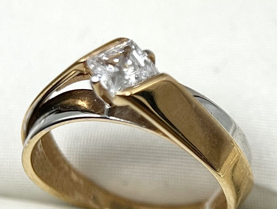 На фото Золотые кольца в Казахстане №кольцо из белого золота с фианитом 15.5 вес 2.8 г:     .