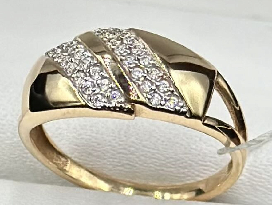 На фото Золотые кольца в Казахстане №кольцо из красного золота с фианитом 16 вес 2.33 г:     .