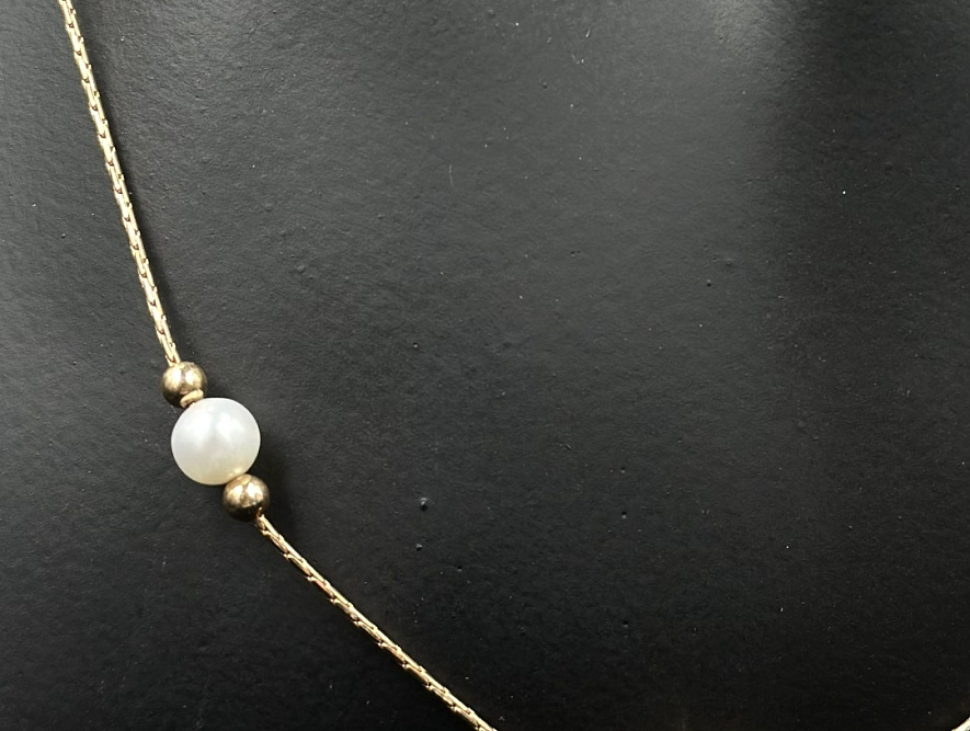 На фото Золотые колье в Казахстане №колье из красного золота с жемчугом вес 4.55 г:     .