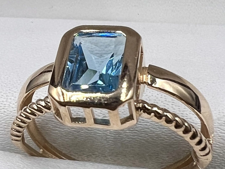 На фото Золотые кольца в Казахстане №кольцо из красного золота с топазом 18.5 вес 2.59 г:     .