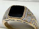 На фото Золотые печатки в Казахстане №печатка из красного золота с ониксом и фианитом 21.5 вес 5.78 г:     .