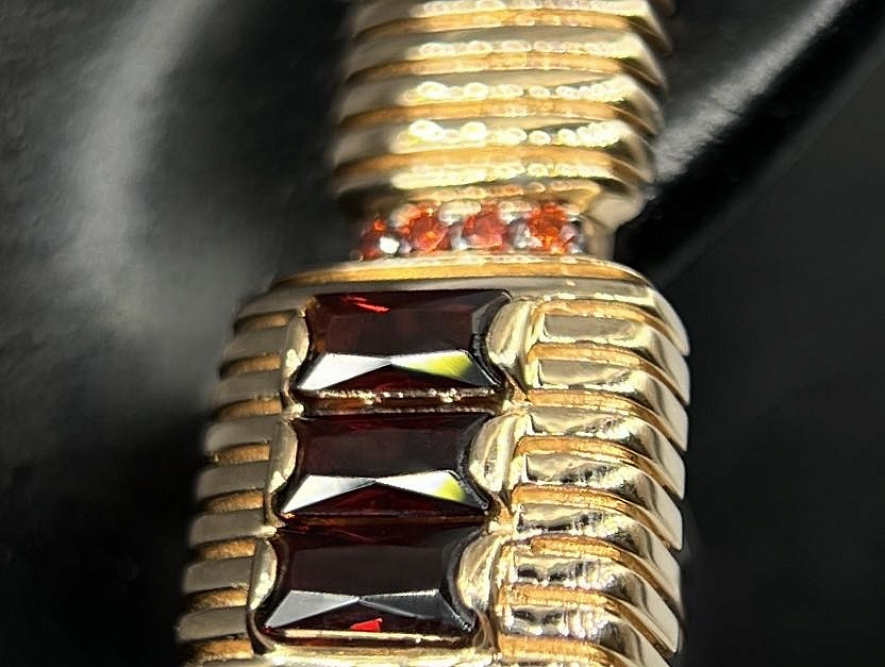 На фото Золотые серьги  №серьги из красного золота с фианитом и гранатом вес 5.9 г:     .