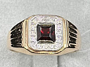 На фото Золотые печатки в Казахстане №печатка из красного золота с фианитом и гранатом 21.5 вес 6.38 г:     .