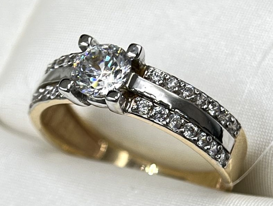 На фото Золотые кольца в Казахстане №кольцо из белого золота с фианит swarovskiом 17 вес 2.33 г:     .