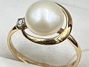 На фото Золотые кольца в Казахстане №кольцо из красного золота с жемчугом и фианитом 17 вес 2.28 г:     .