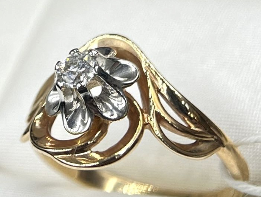 На фото Золотые кольца в Казахстане №кольцо из белого золота с бриллиантом 16 вес 1.98 г:     .