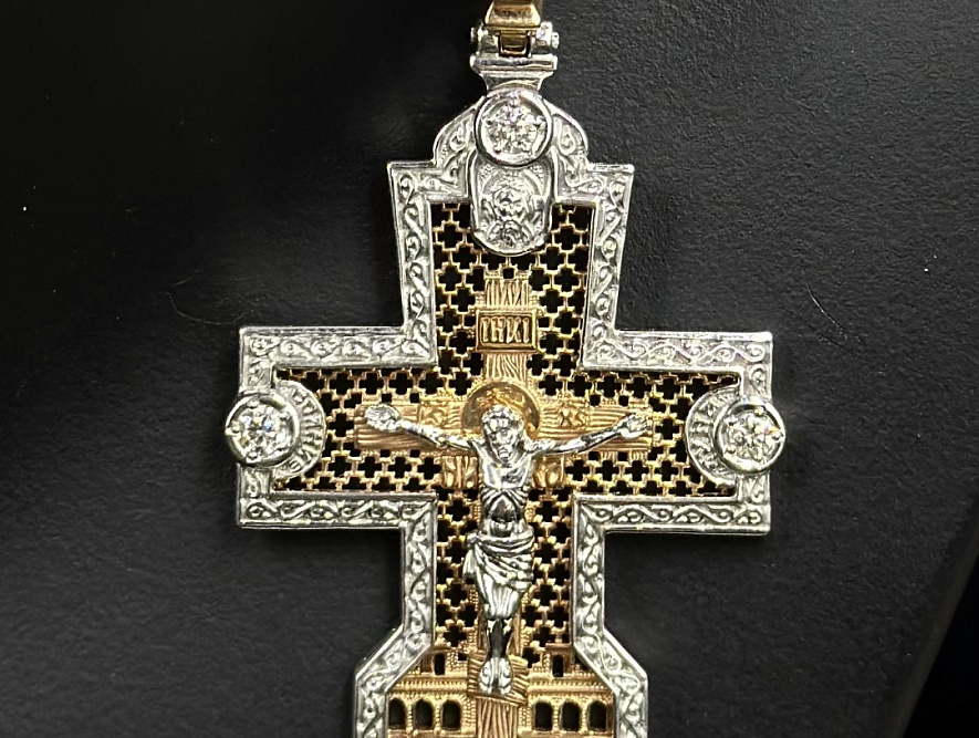 На фото Золотые кресты в Казахстане №крестик из белого золота с бриллиантом вес 15.74 г:     .